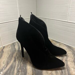 Black elegant classy Velvet Pointed Stiletto Booties Size 8
4.5” heel